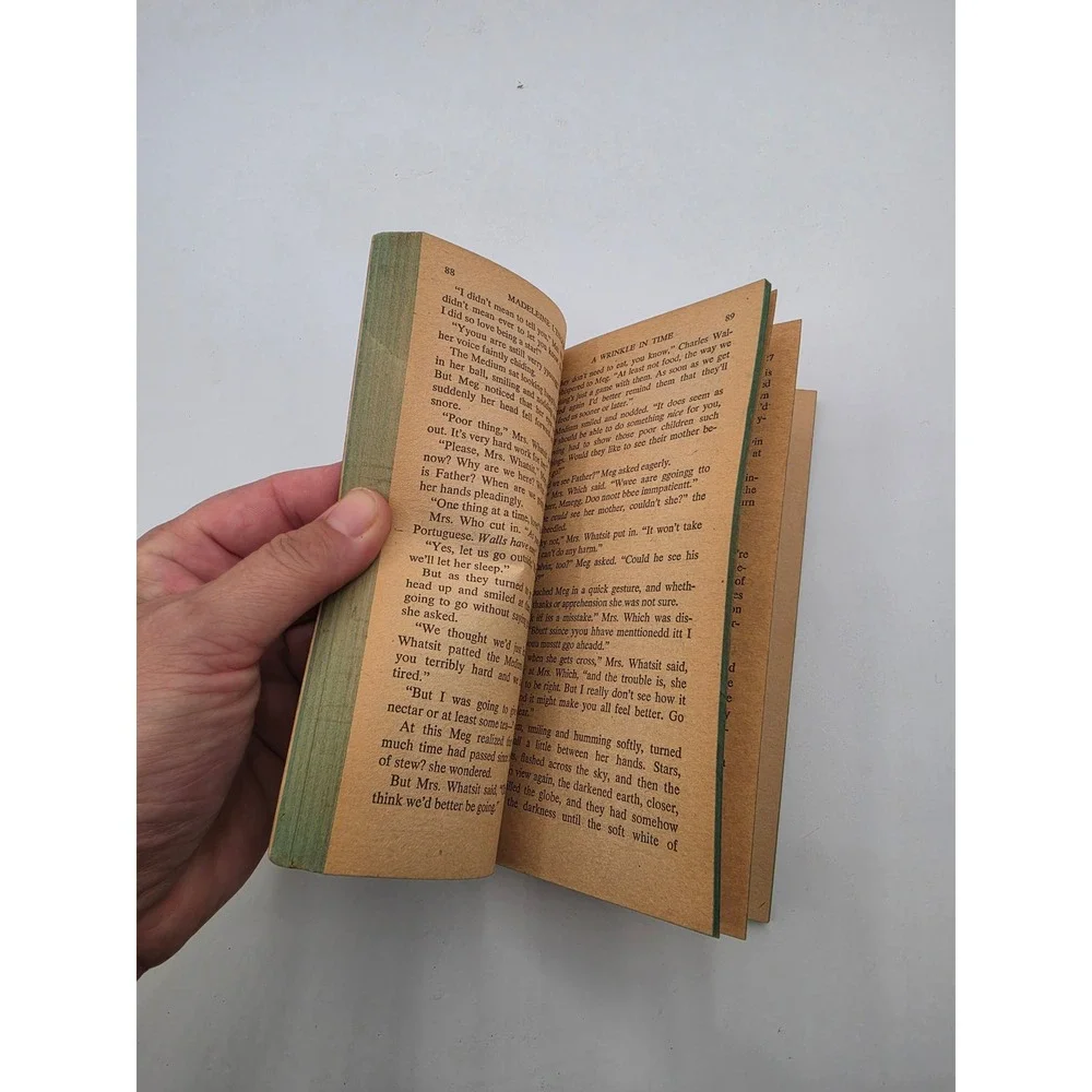 A Wrinkle in Time Madeleine L'Engle 1976 Dell Laurel-Leaf Vintage Paperback